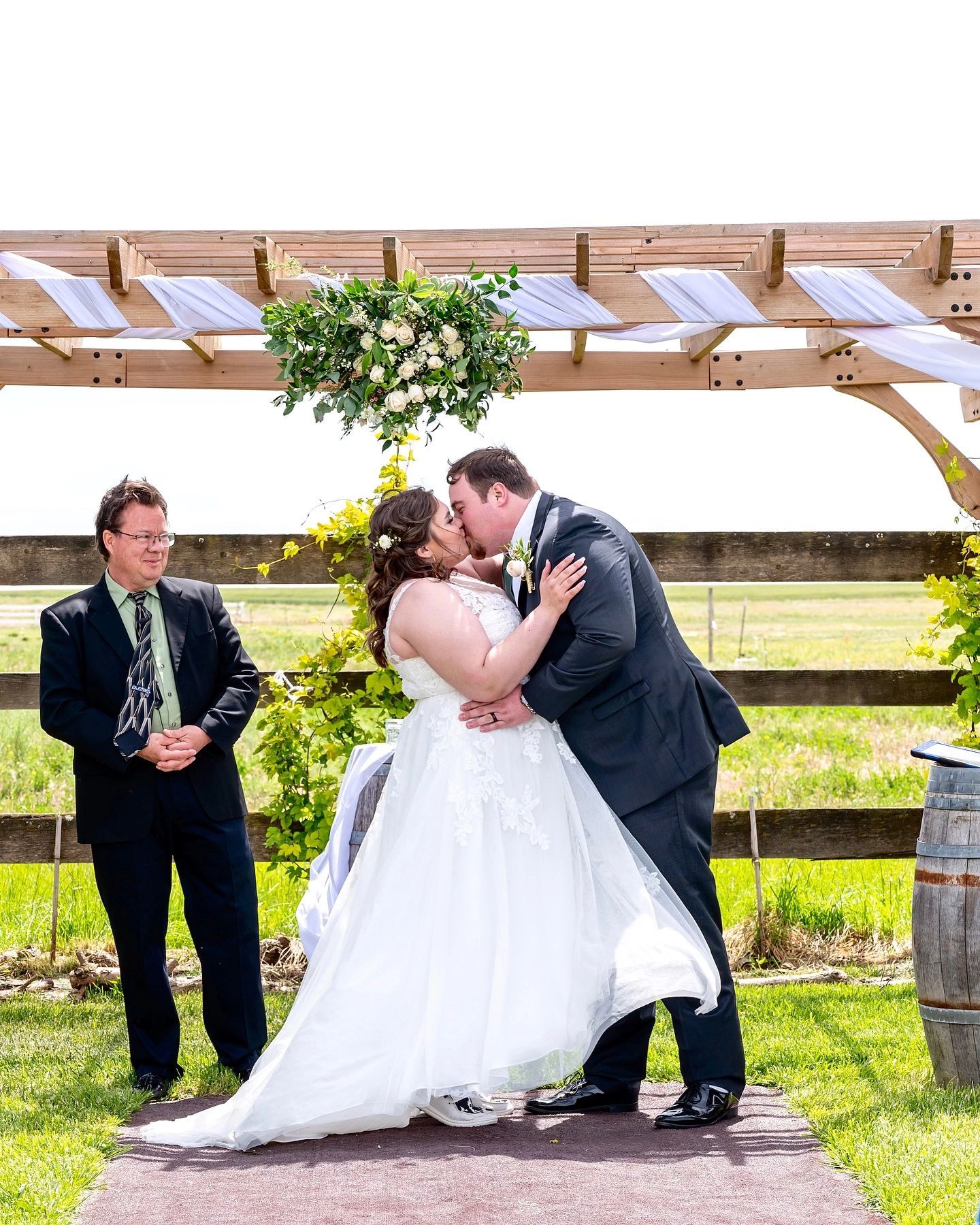 wedding ceremony outdoor wedding venue pasco washington first kiss