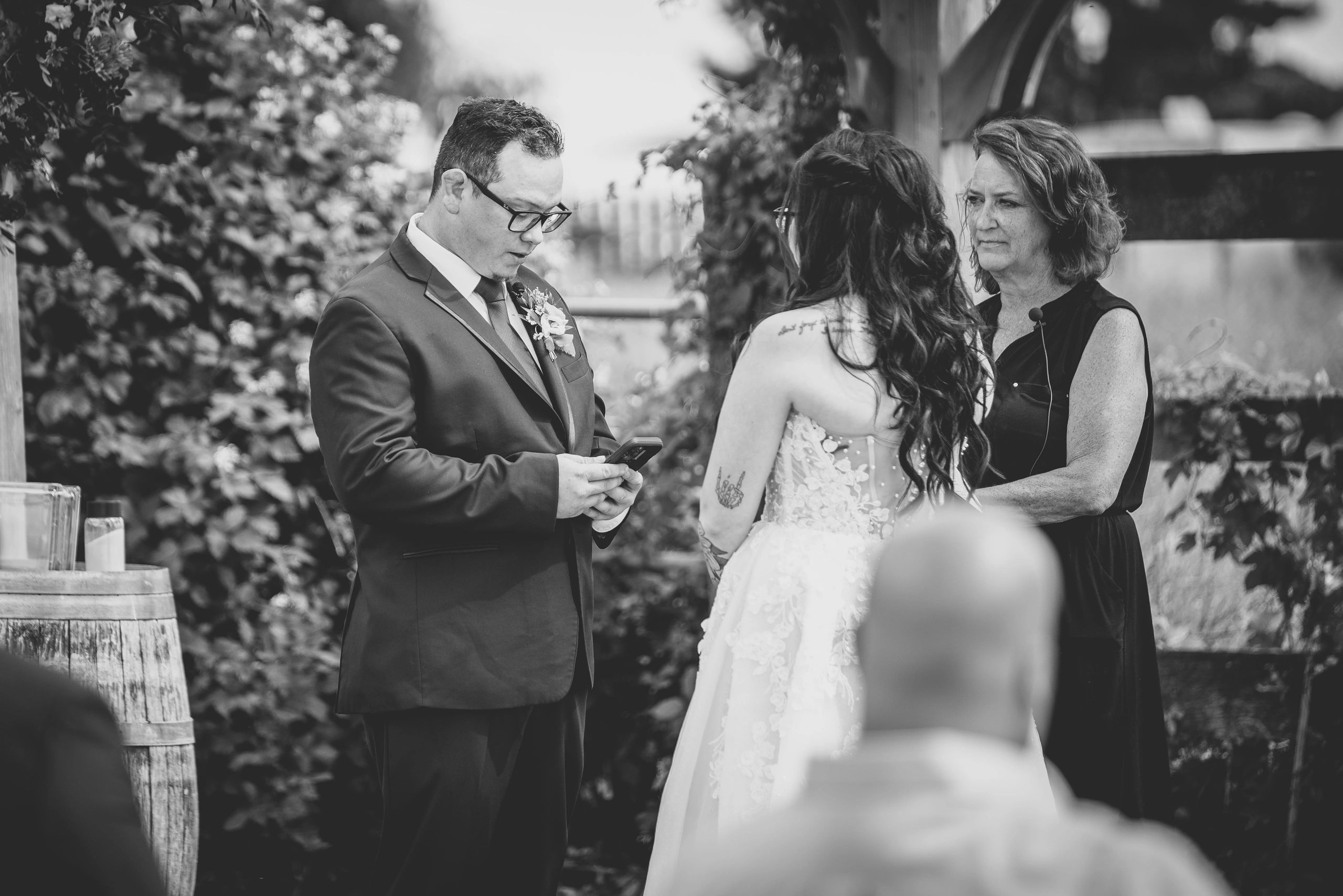wedding couple just married at stone ridge estates wedding venue in pasco wa in the country saying their vows